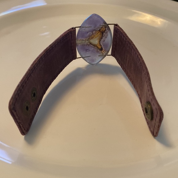 Handmade leather bracelet with resin stone - Picture 4 of 7